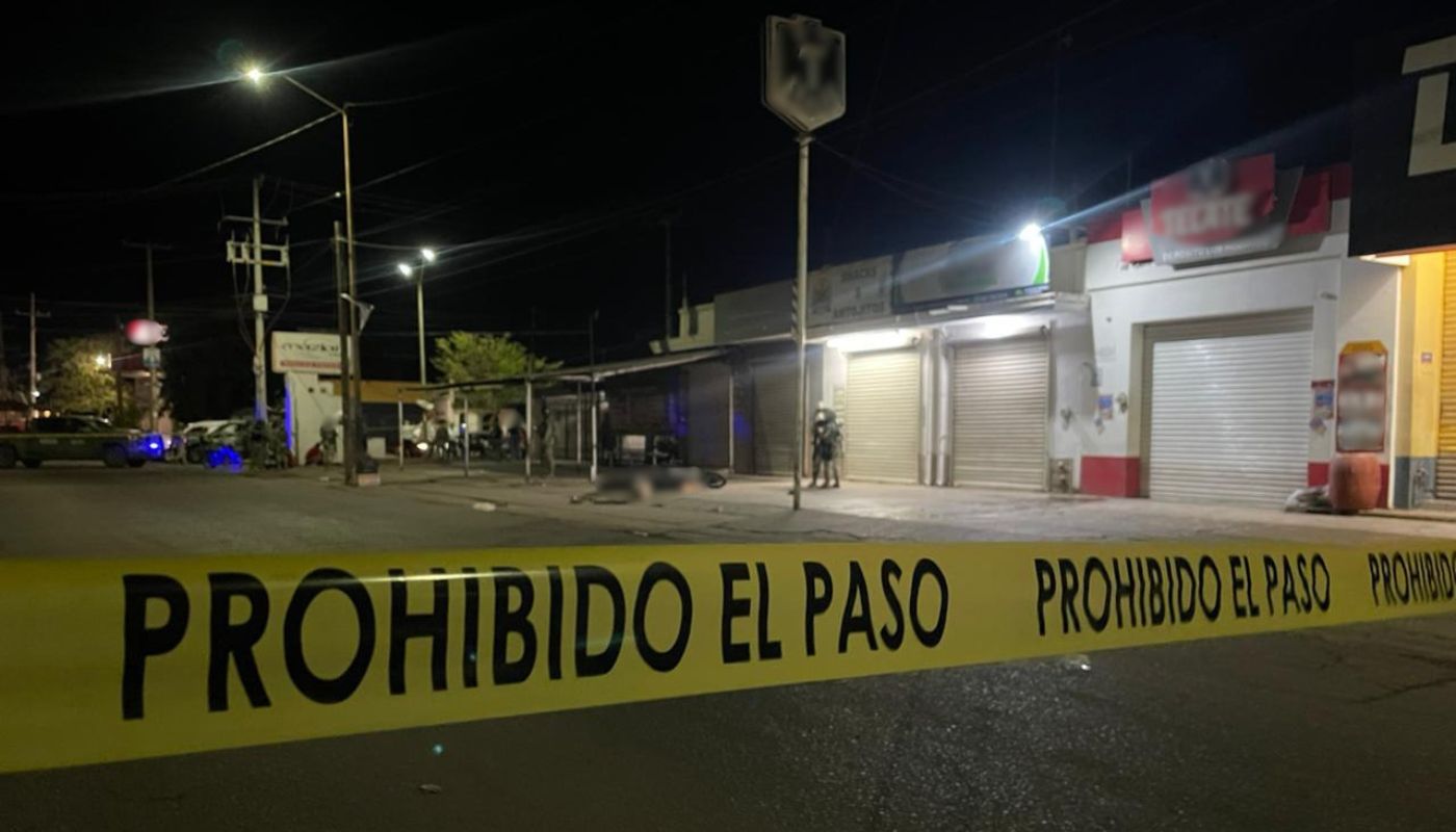 Elementos militares en una calle con una cinta de precaución de noche