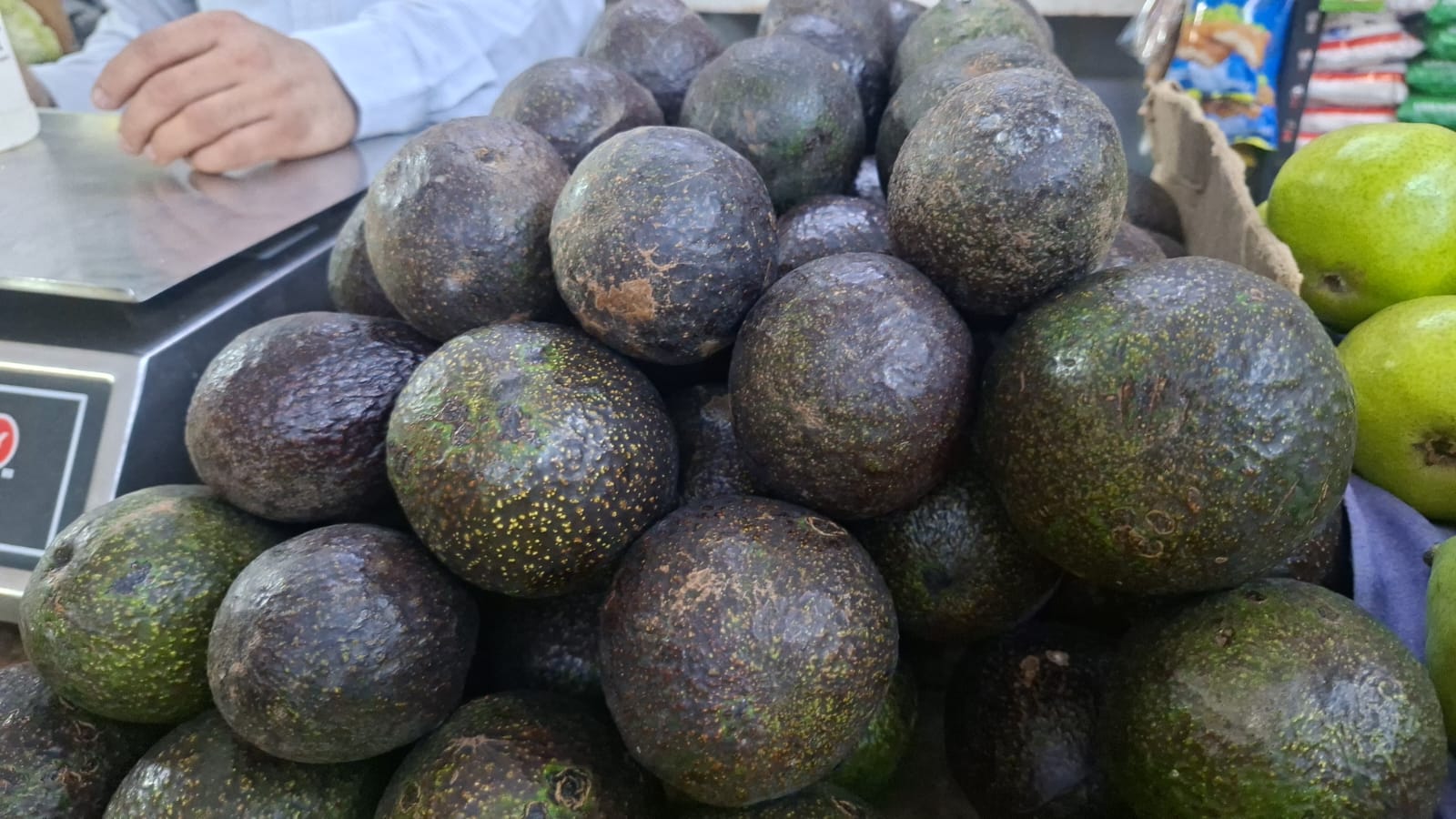 Aguacates maduros en un mercado