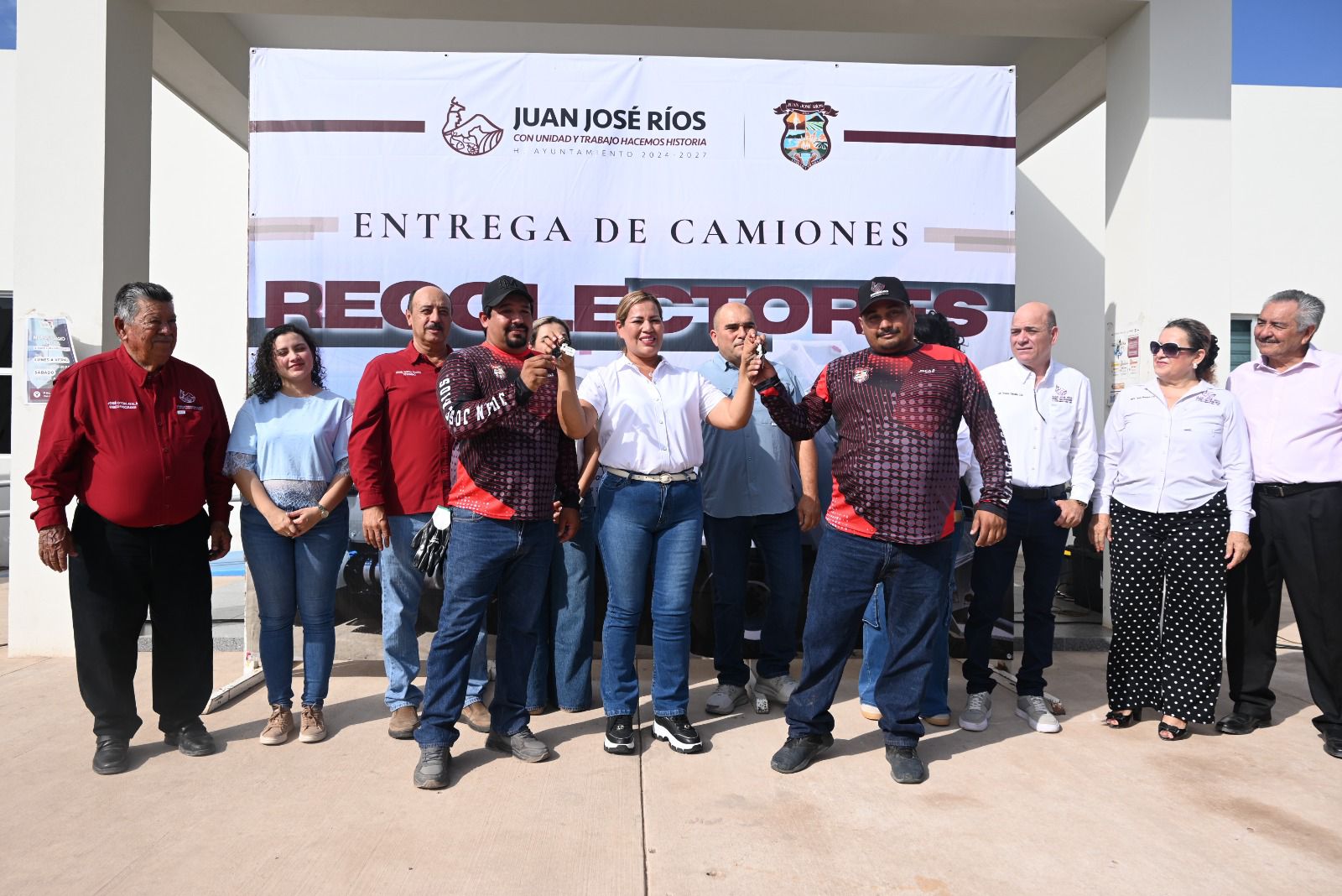 Alcaldesa entrega dos camiones nuevos recolectores de basura a la población de Juan José Ríos.