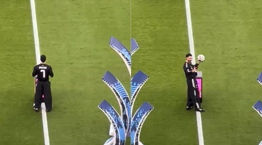 Alejandro Speitzer entrega el balón previo al partido de México vs Corea del Sur.