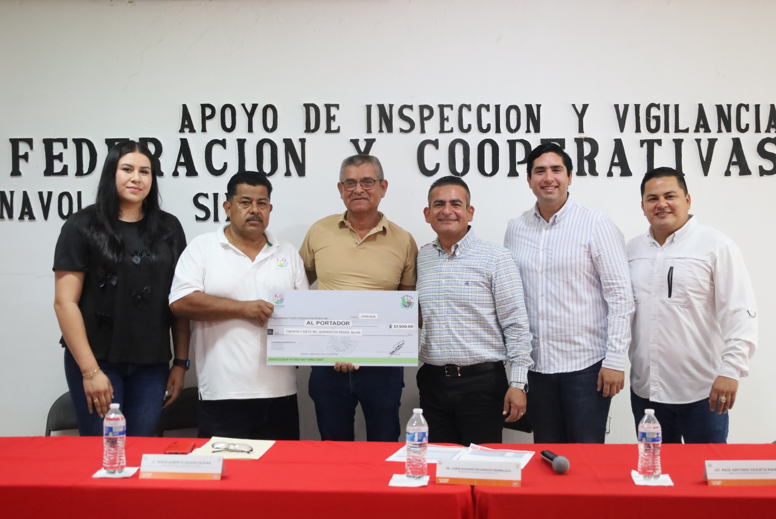Alcalde de Navolato entrega apoyo económico para la comunidad pesquera