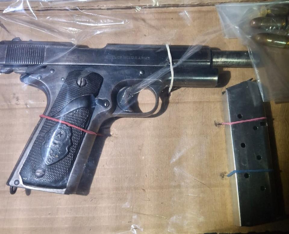 arma de fuego y un cargador