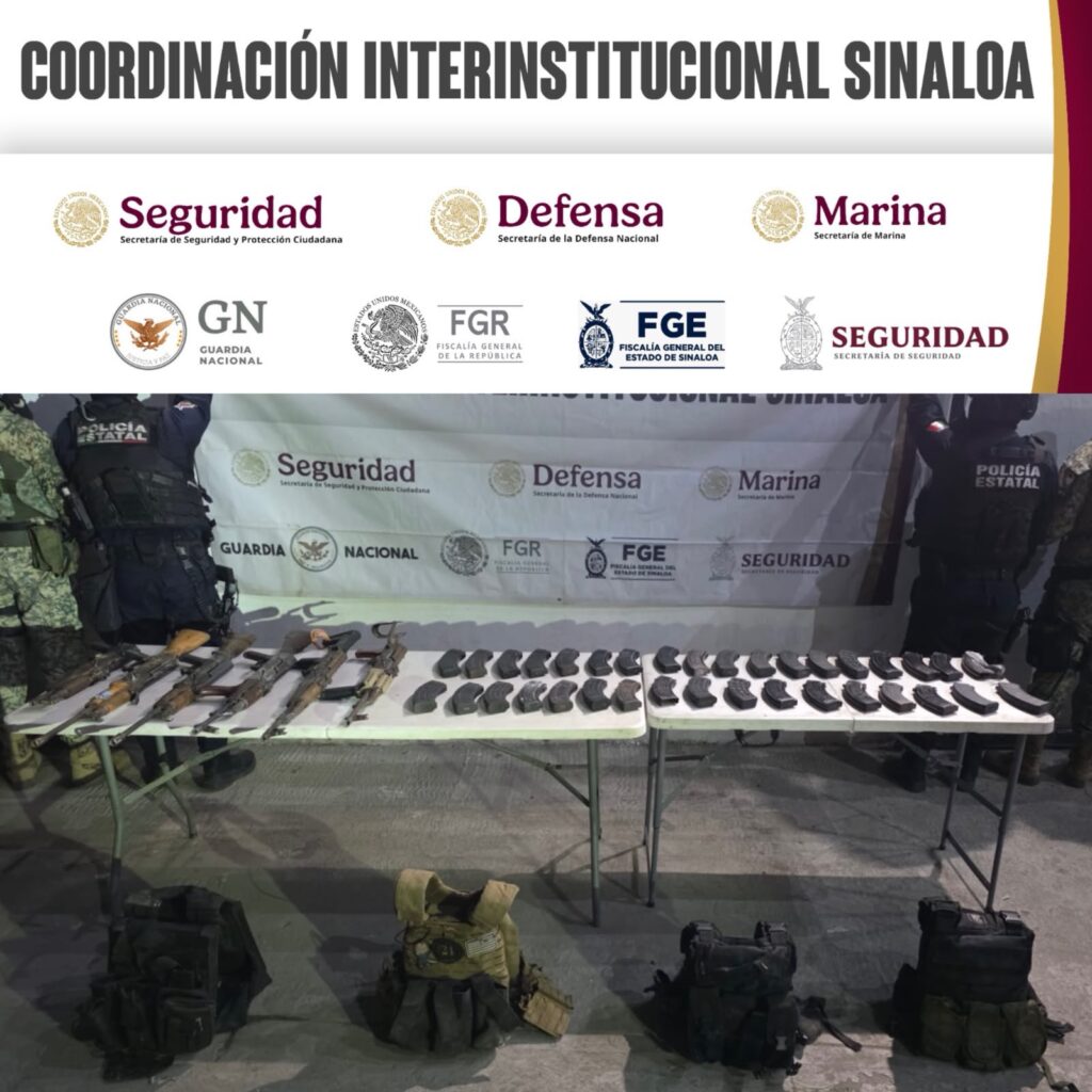 Mesa con objetos y armas aseguradas