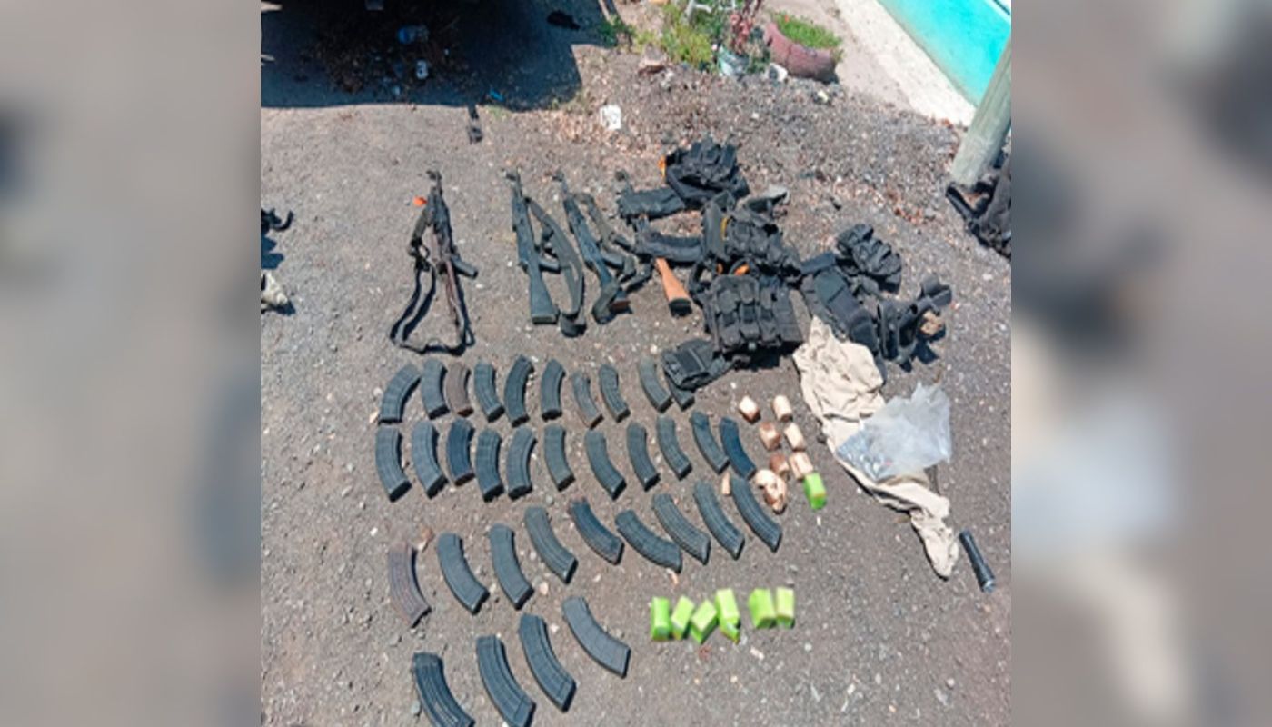 armas y cargadores en el suelo