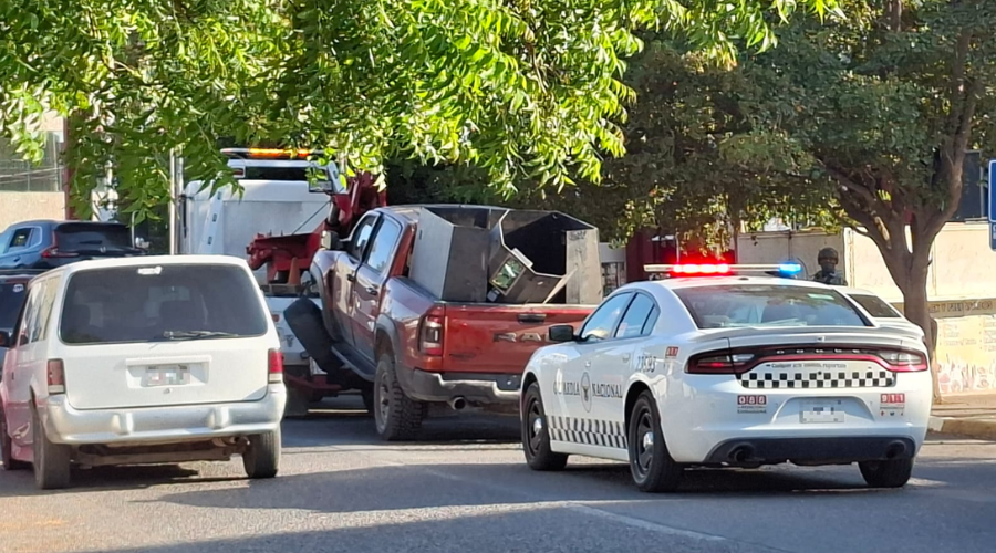 Autoridades de Guasave remolcan el vehículo con blindaje