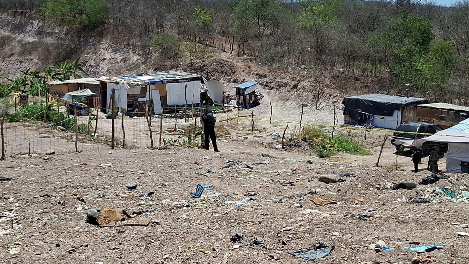 agentes policiacos en una zona de basurón
