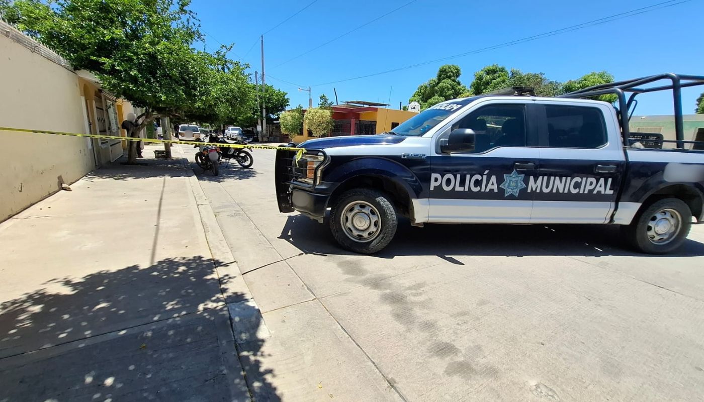 Patrulla en una calle con una cinta amarilla de precaución