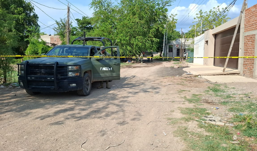 Elementos del Ejército Mexicano delimitaron con cinta amarilla la calle donde tuvo lugar el ataque a balazos