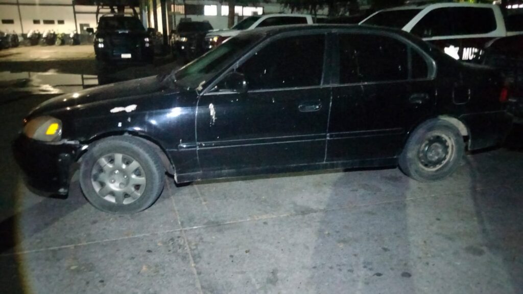 carro de color negro estacionado