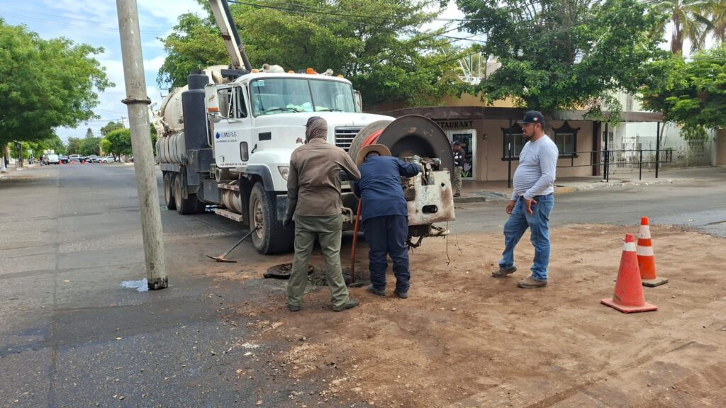 Personal de Jumapag laborando en la alcantarilla de la avenida Vicente Guerrero.