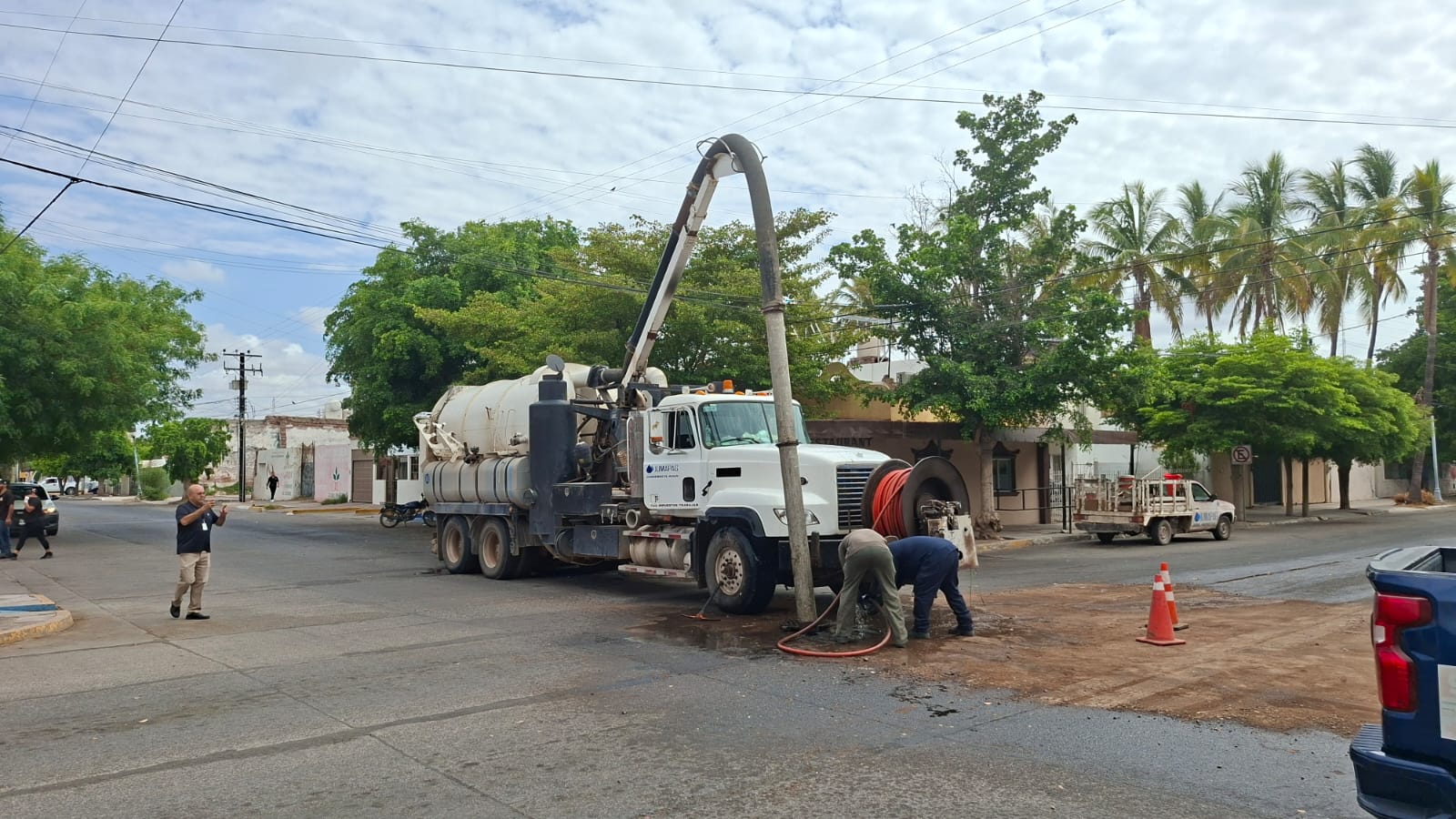 Personal de Jumapag tratando las afectaciones en la alcantarilla de la avenida Vicente Guerrero.