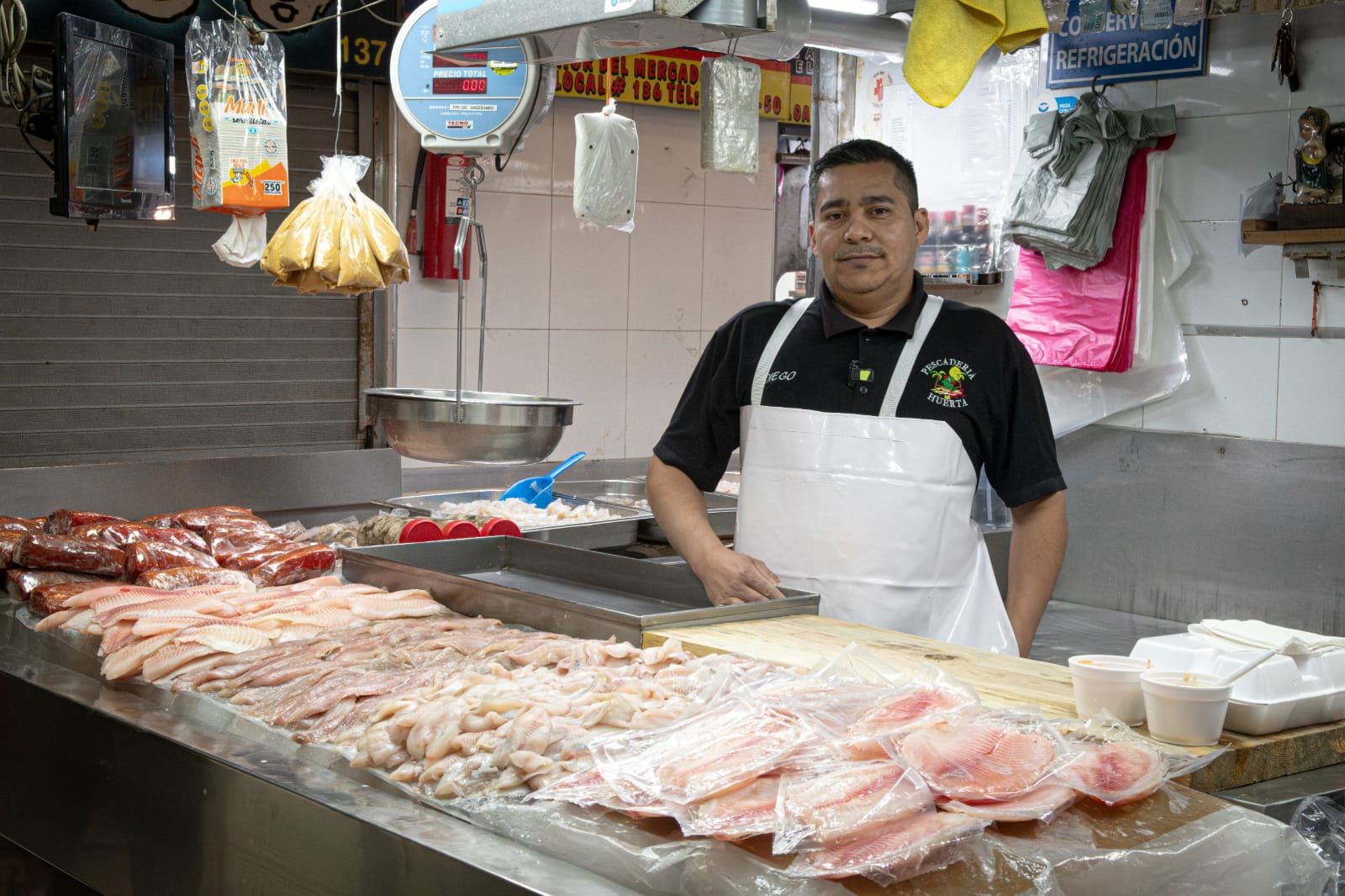 señor vende pescado crudo