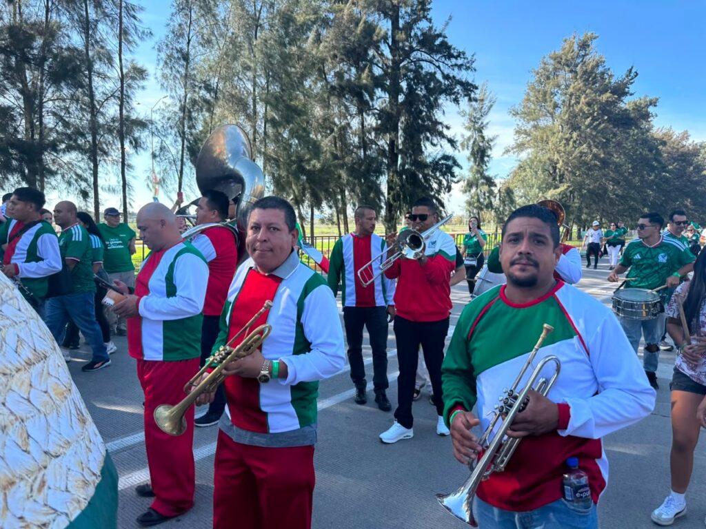 Integrantes de la banda Santa Mago a las afueras del estadio Guadalajara.