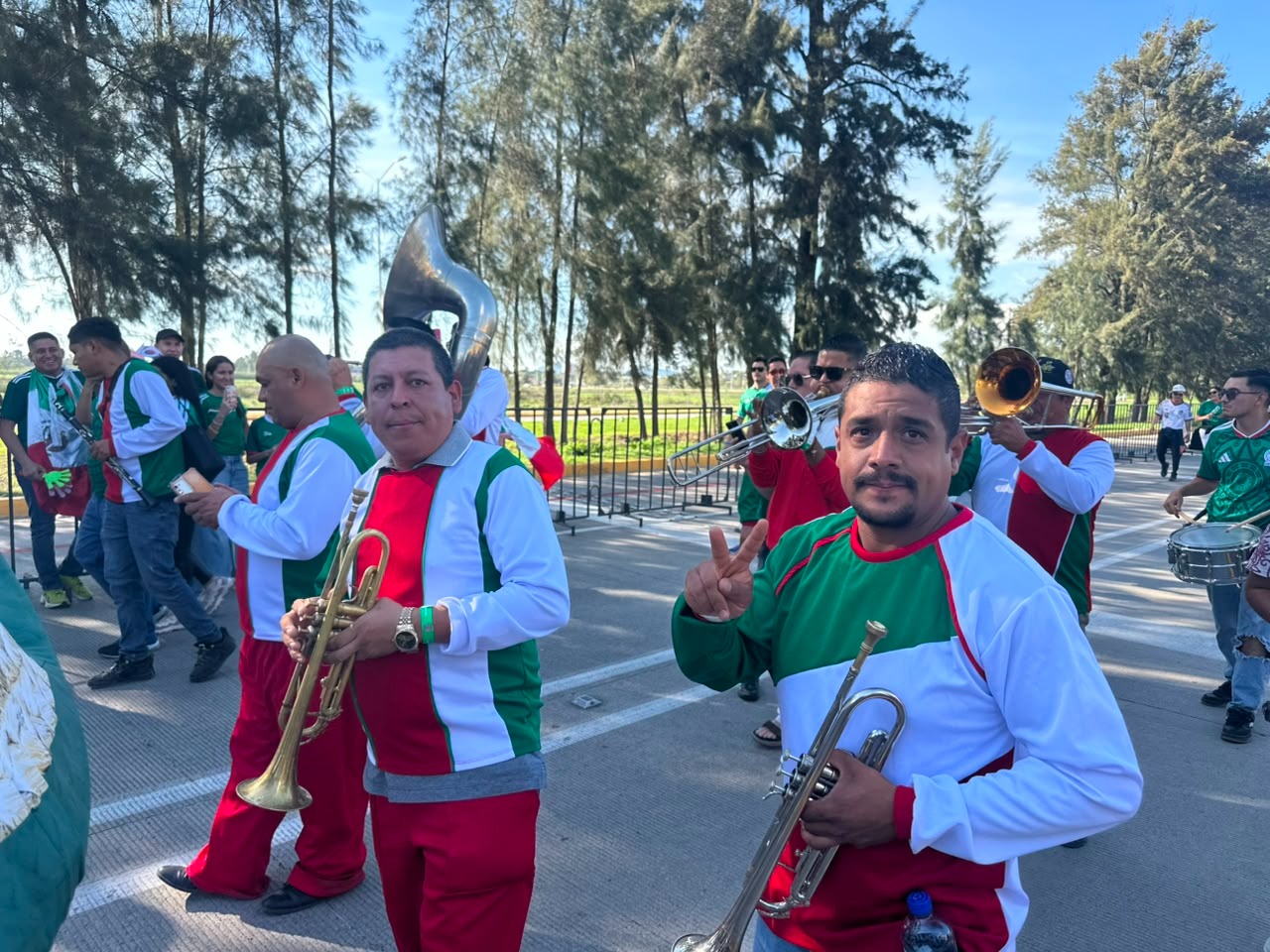 Integrantes de la banda Santa Mago a las afueras del estadio Guadalajara.