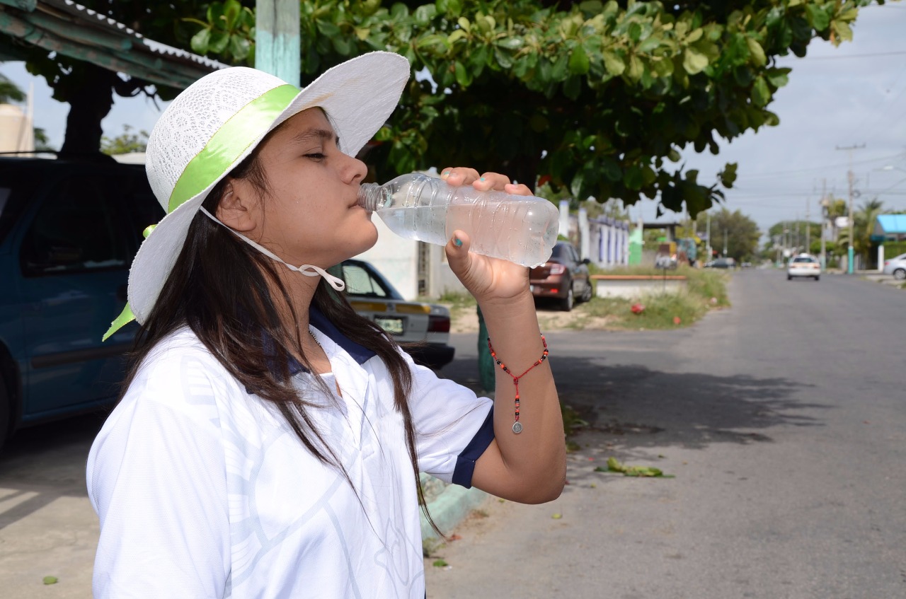 Joven bebiendo agua