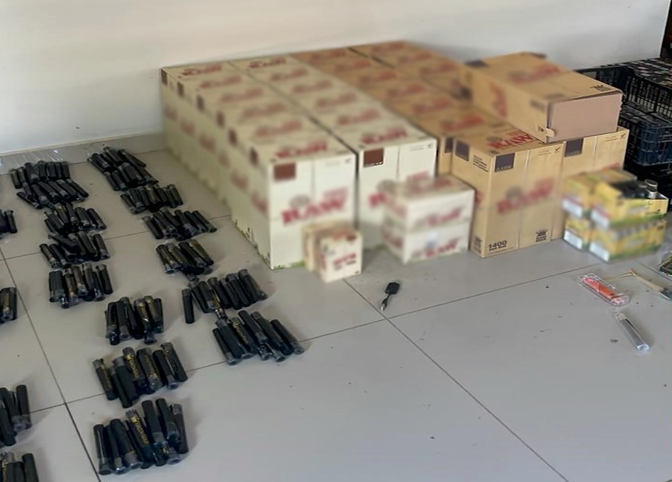 Cajas y objetos en el suelo
