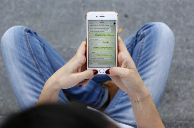 Persona con un celular en whatsapp