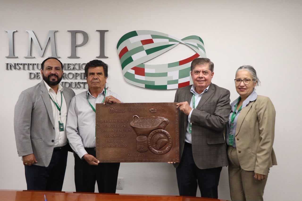Personas sosteniendo una placa