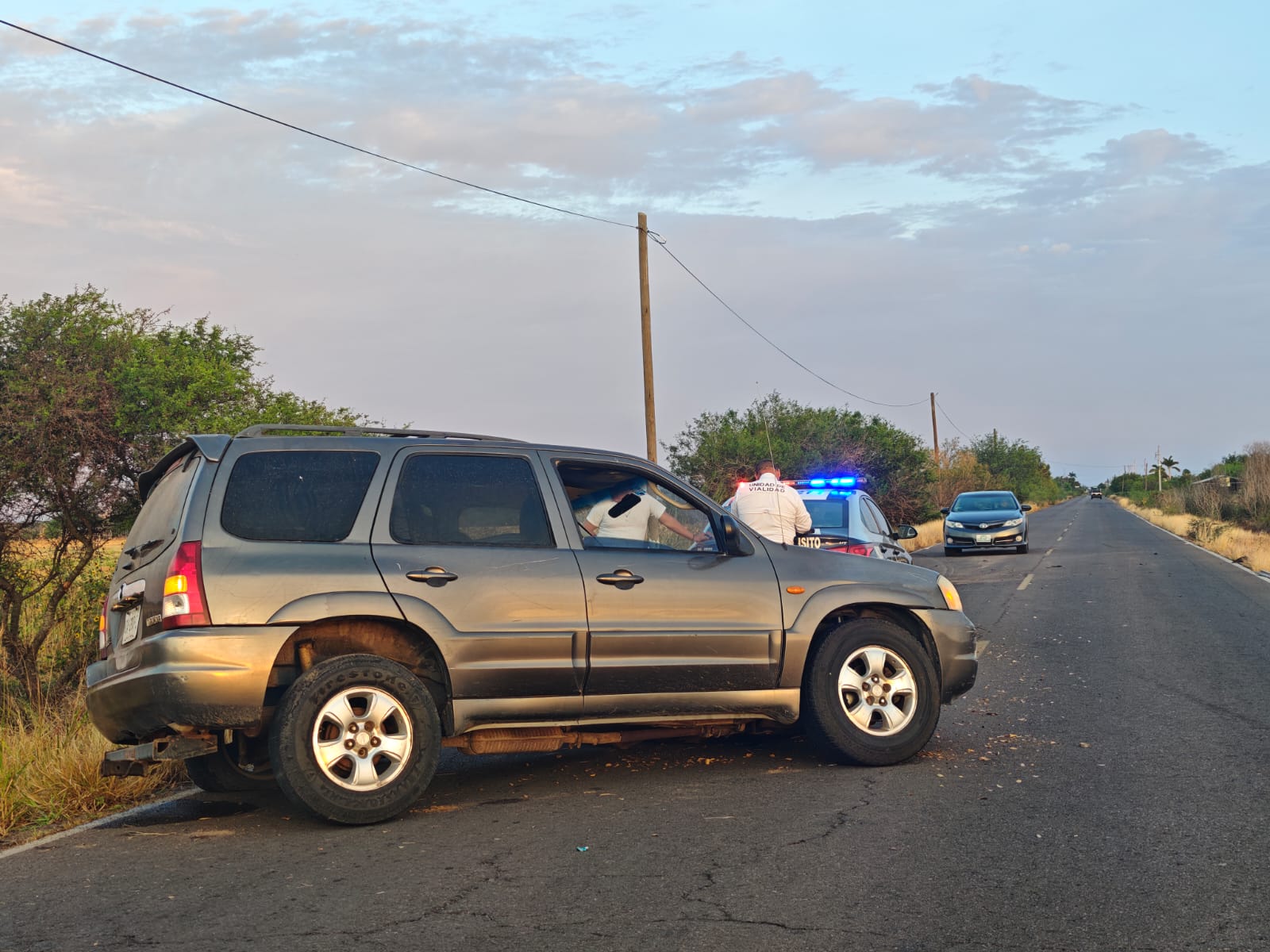Camioneta chocada frente a agentes de tránsito