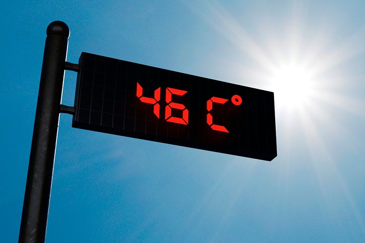 Termómetro indicando temperatura de 46 grados bajo un cielo azul con sol fuerte en lo alto