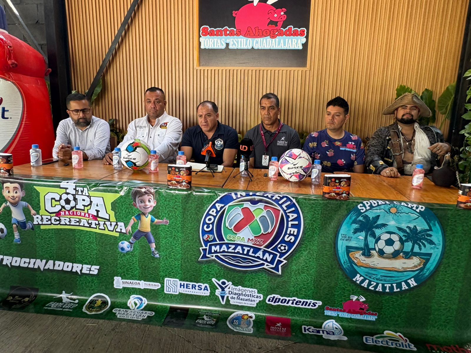 Personas en una rueda de prensa