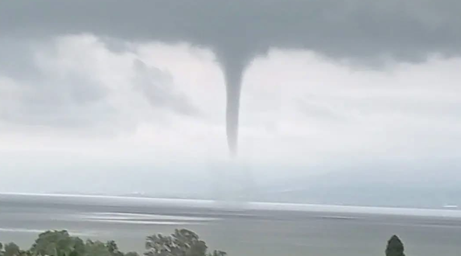 Tromba marina, conocida como “culebra de agua”, en el Lago de Chapala en Jalisco.
