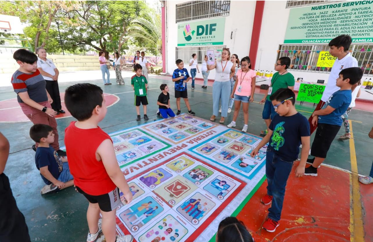 Personas en una escuela realizando actividades durante un curso de verano