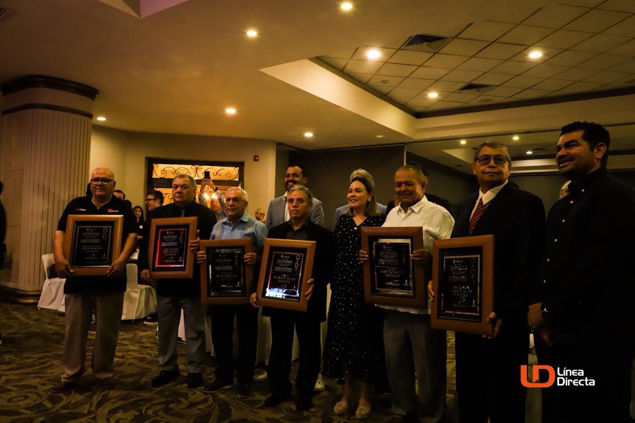 Fotografía de la gobernadora junto a los decanos de la crónica deportiva en Sinaloa