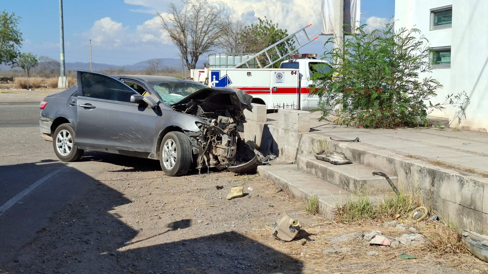 Carro con el frente destruido tras accidente en Costa Rica