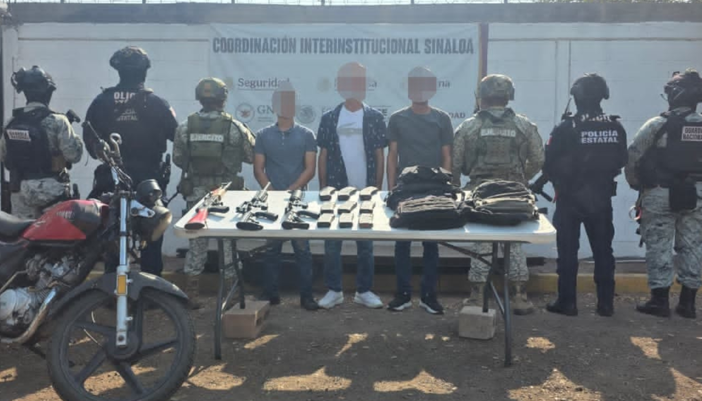 Autoridades aseguraron tres armas largas, cartuchos, cargadores y chalecos balísticos.