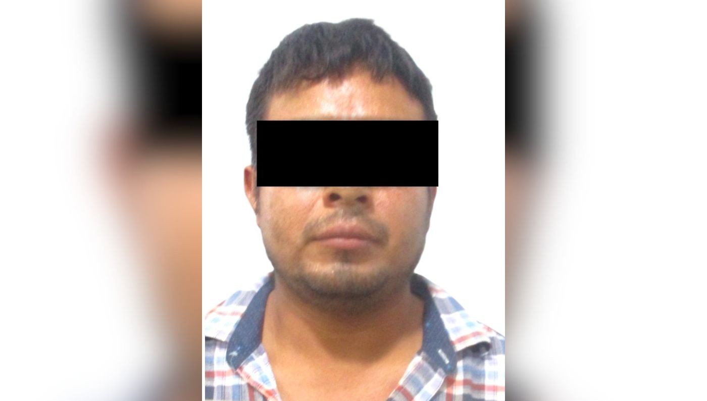 Persona con el rostro cubierto con una cinta negra