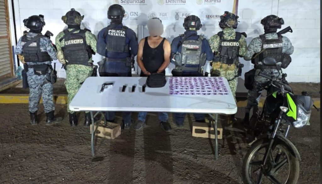 Detenido junto a agentes de seguridad y dos mesas con objetos asegurados