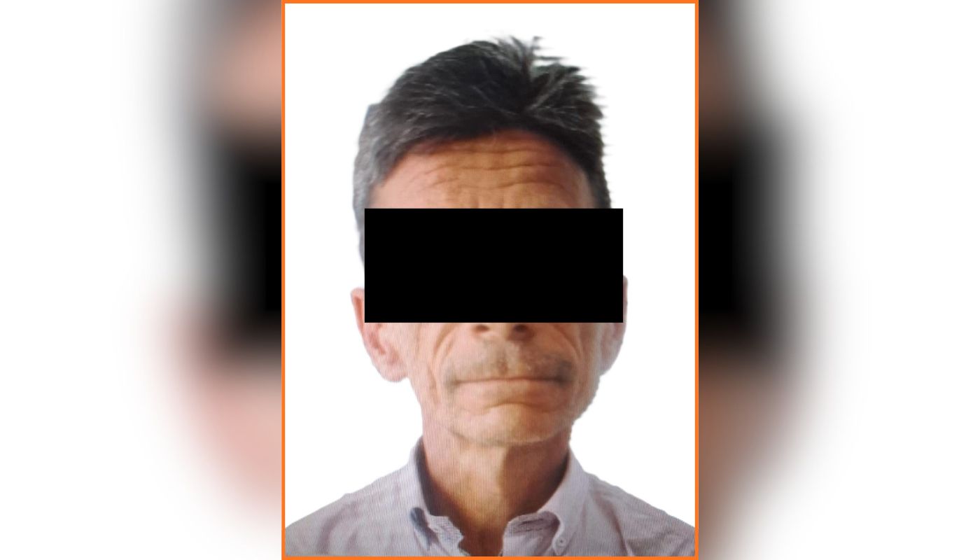 persona con el rostro cubierto con una cinta negra