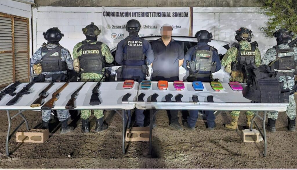 Detenido junto a agentes de seguridad y dos mesas con objetos asegurados