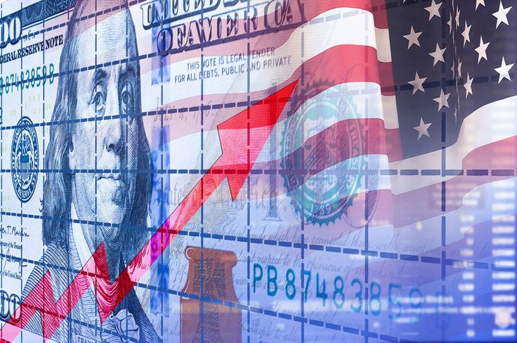 Billete de dólar en edición con la bandera de Estados Unidos y una flecha indicando aumento