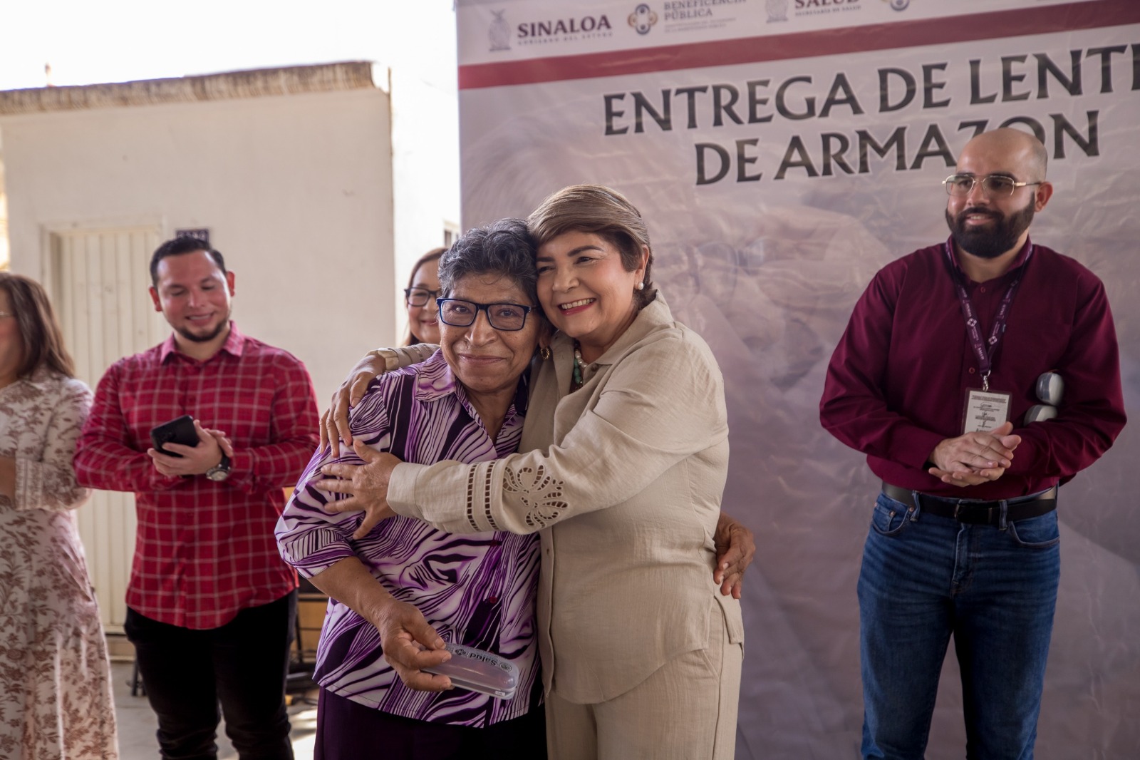 Cecilia Ramírez Montoya, alcaldesa de Guasave. abrazando a una persona en un evento social