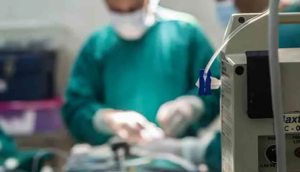 Doctor en cirugía de donación de órganos