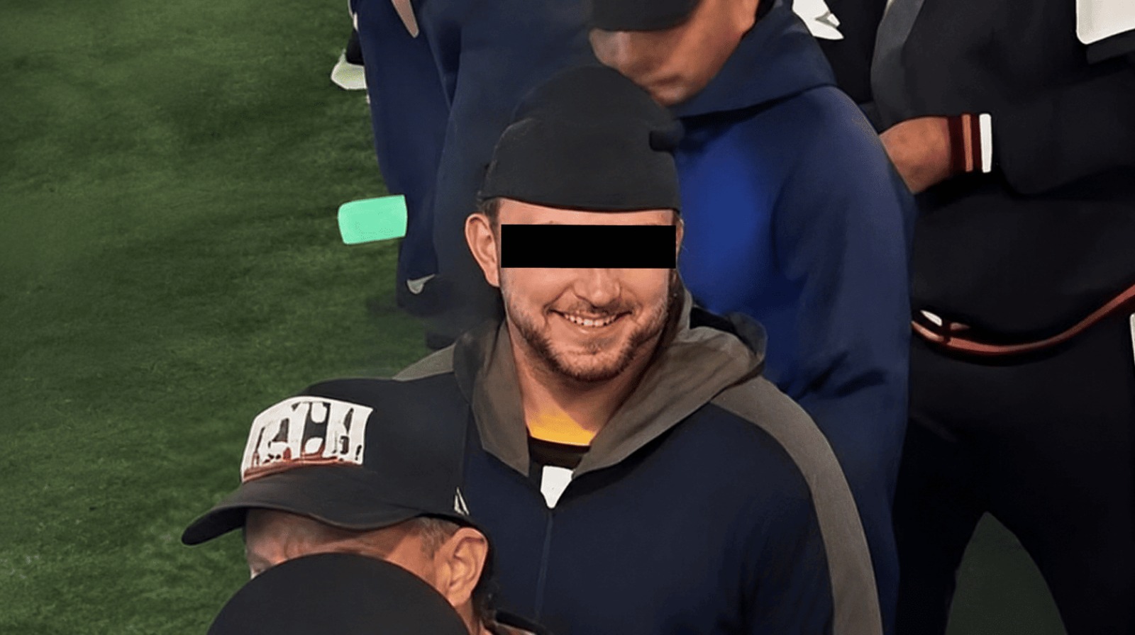 el chuta, con los ojos cubiertos