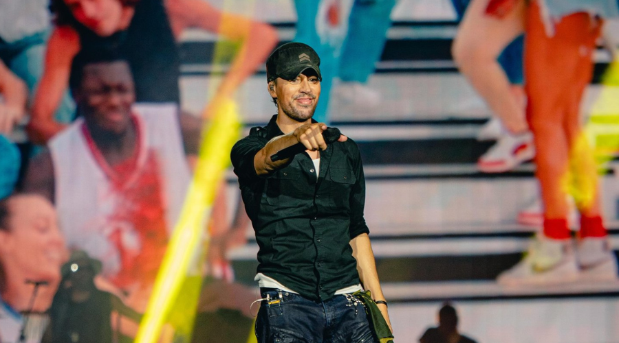 Enrique Iglesias.