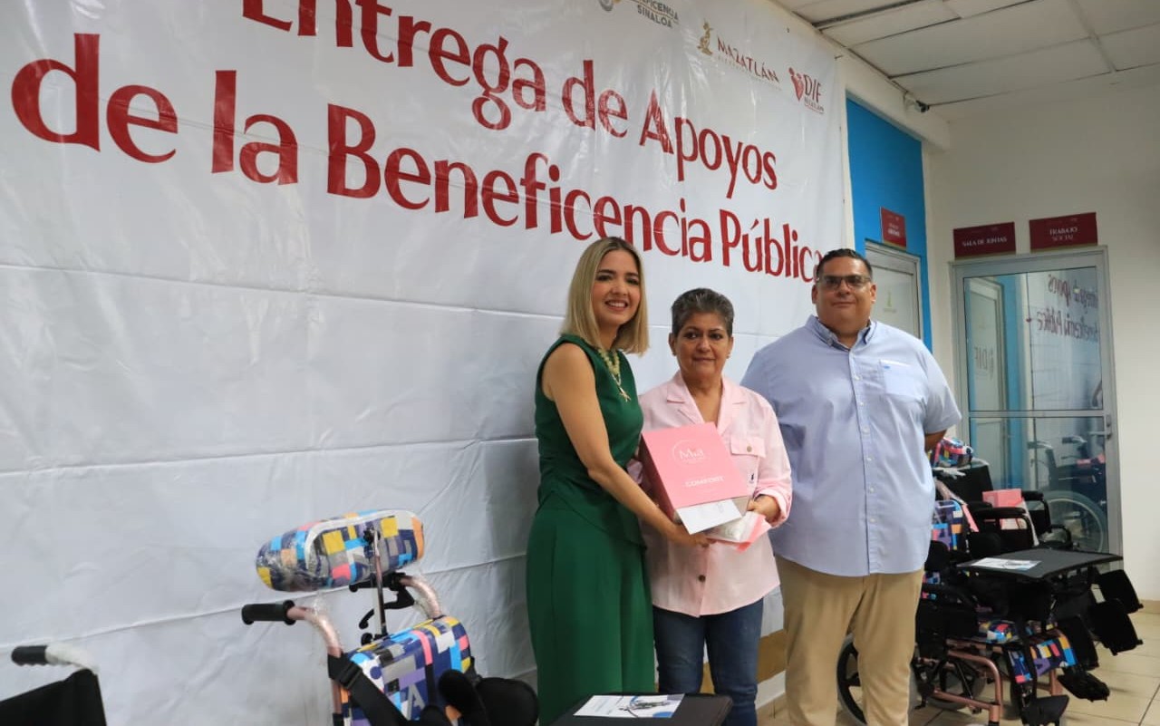 La alcaldesa de Mazatlán, Estrella Palacios, junto a dos personas en un evento de entrega de equipo funcional