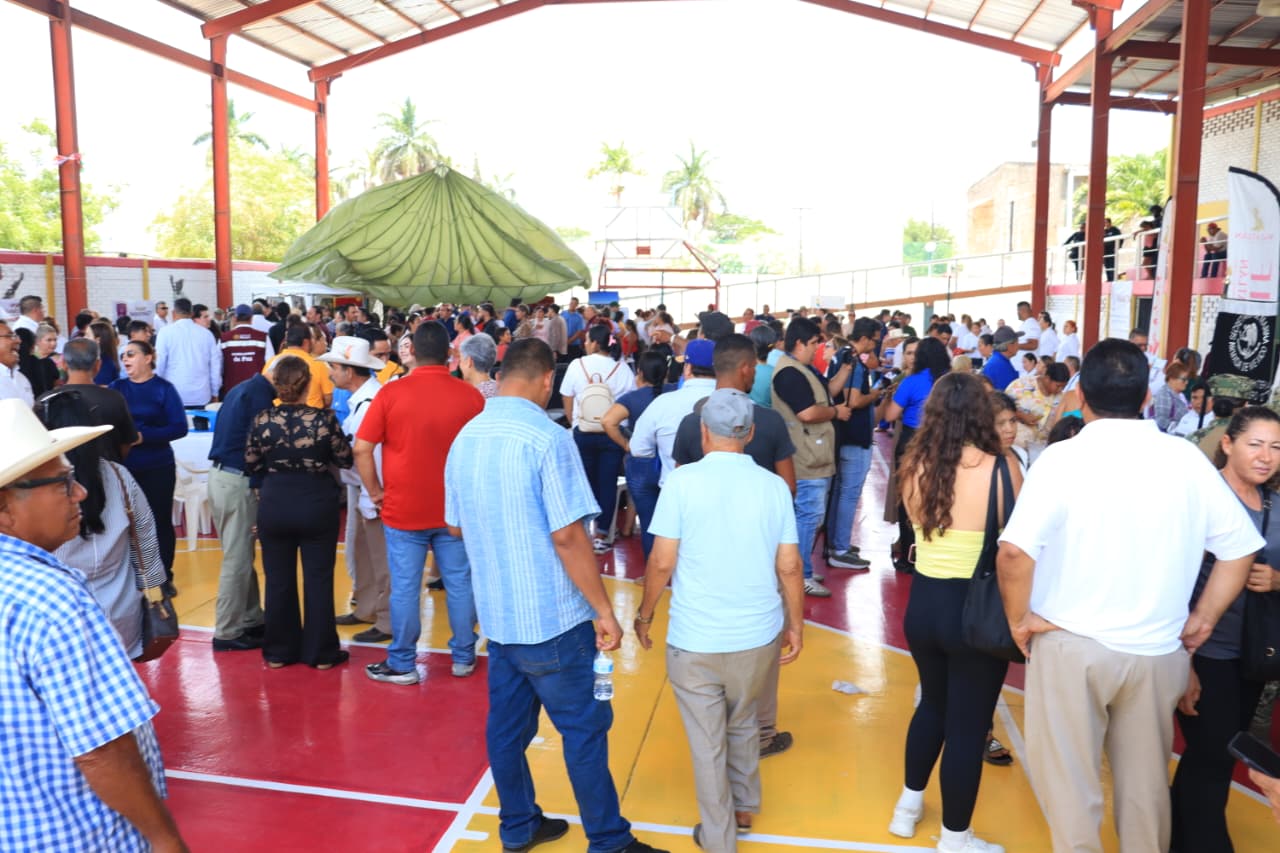Personas en fería de la paz