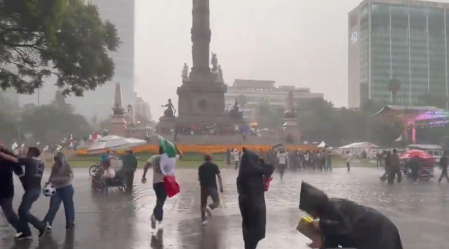 La lluvia no se quiso perder el festejo después de la victoria de la selección mexicana y se hizo presente en el Ángel de la Independencia.