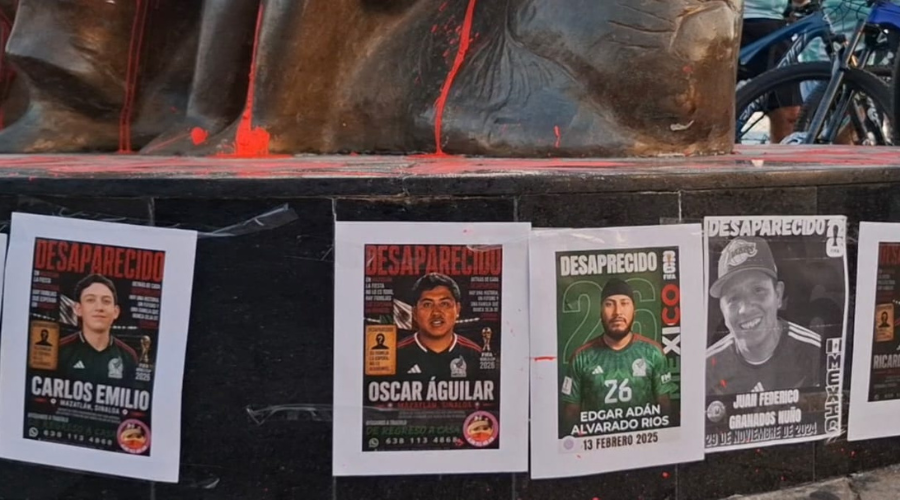 Fichas de búsqueda en monumento a la familia en el Malecón en Mazatlán