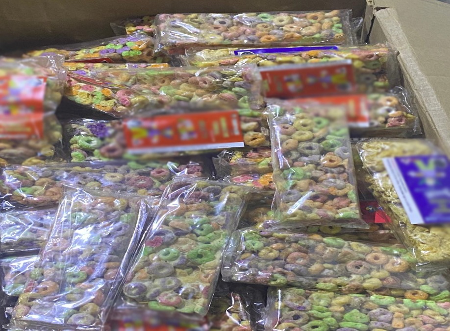 Bolsas con pequeñas golosinas tipo cereal