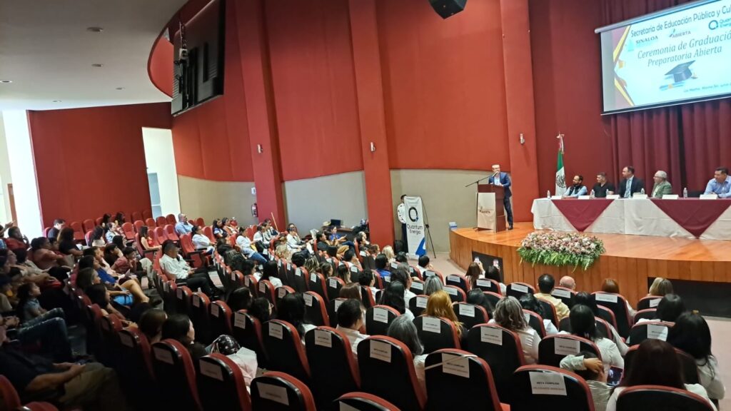 Ceremonia de graduación de 50 alumnos del sistema de Preparatoria Abierta.