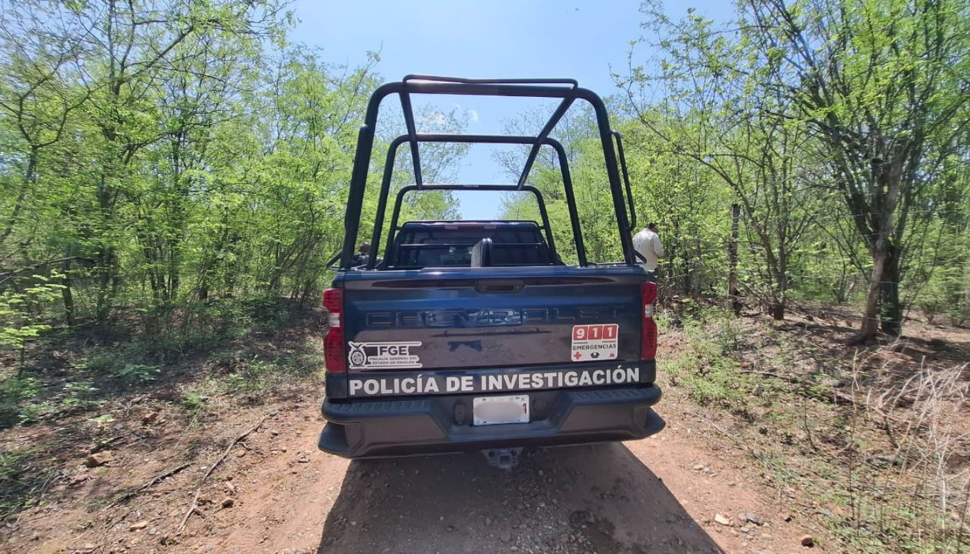 Unidad de la FGE en una zona de bosque/sierra en un camino de terracería