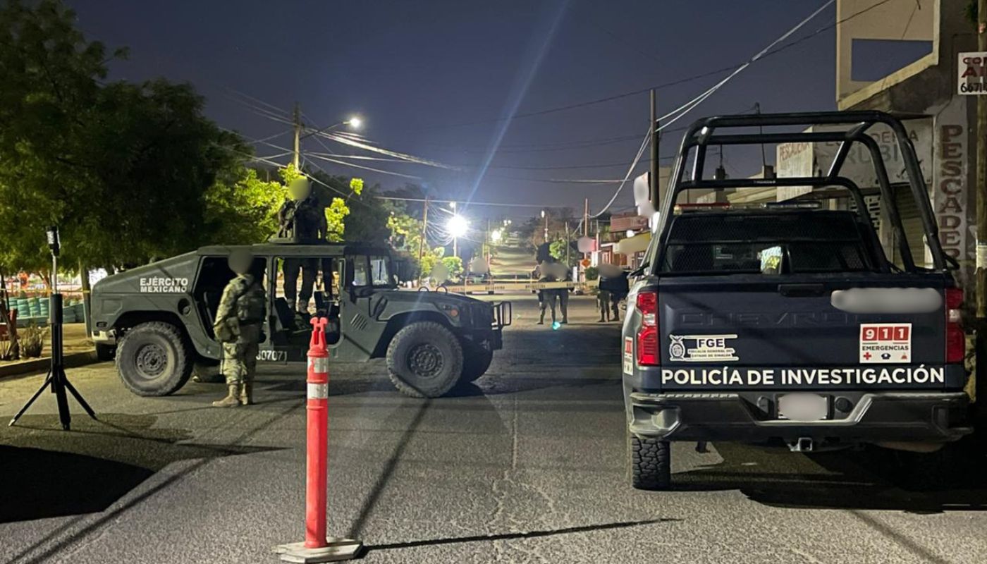 Unidades y agentes policiacos desplegsdos en una calle con una cinta de precaución