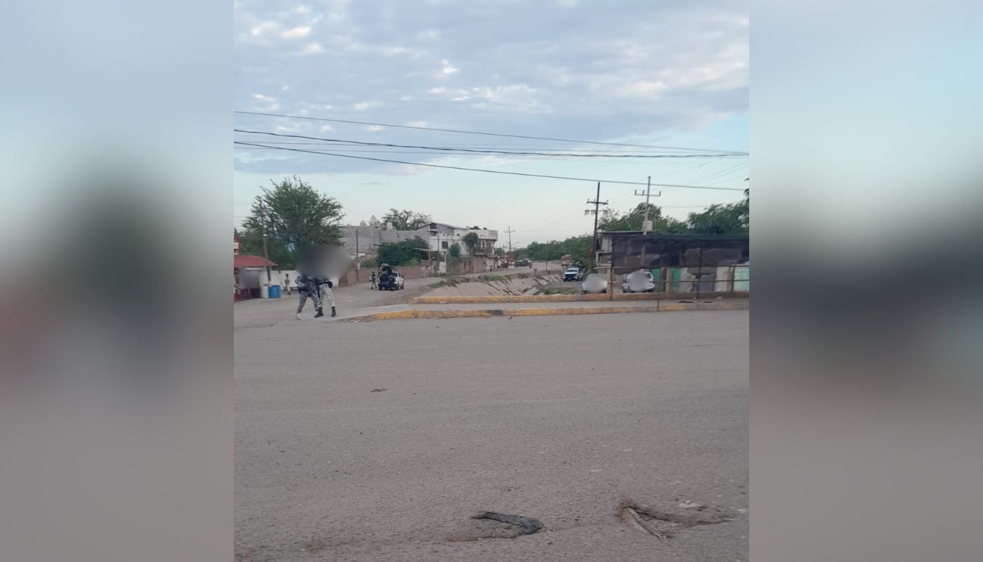 canal en una calle y elementos de la Guardia Nacional