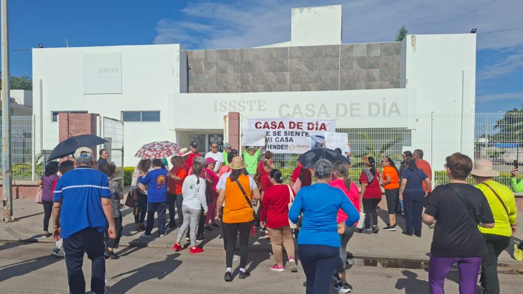 Adultos mayores hacen huelga en Guasave
