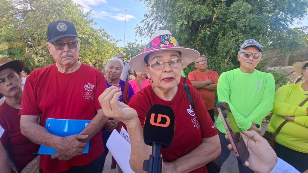 Adultos mayores hacen huelga en Guasave